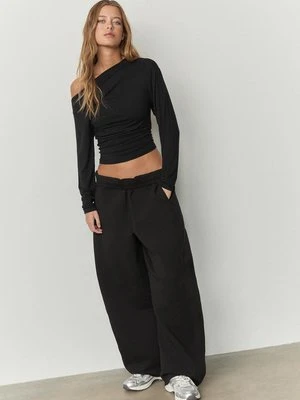 Stradivarius T-shirt z asymetrycznym dekoltem  Czarny