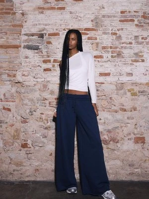 Stradivarius T-shirt z asymetrycznym dekoltem  Ecru