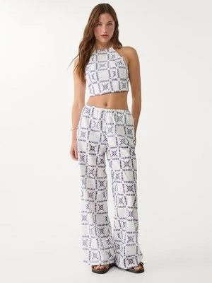 Stradivarius Top z dekoltem halter z haftami  Niebieski