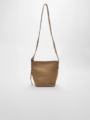 Stradivarius Torebka listonoszka ze sztucznego zamszu z ozdobnym uchwytem  Beżowy