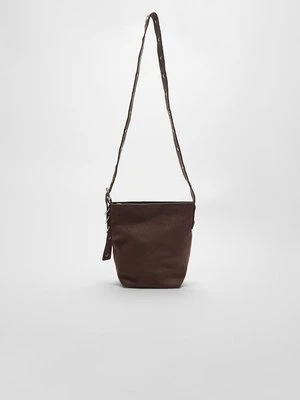 Stradivarius Torebka listonoszka ze sztucznego zamszu z ozdobnym uchwytem Brązowy