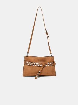 Stradivarius Torebka na ramię z paskiem i ćwiekami  Jasny wielbłądzi