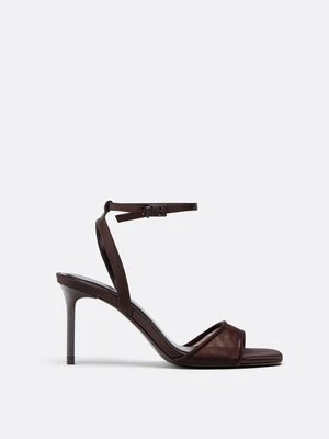 Stradivarius WIDE FIT. Sandały na szpilce z siateczką  BRĄZOWY