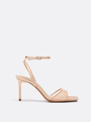 Stradivarius WIDE FIT. Satynowe sandały na obcasie  BEŻOWY