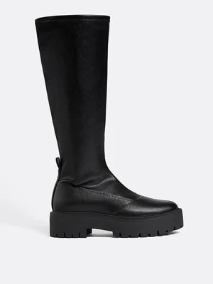 Stradivarius Wysokie płaskie kozaki  Czarny