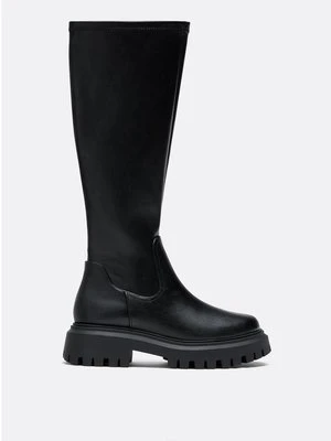 Stradivarius Wysokie płaskie kozaki  Czarny