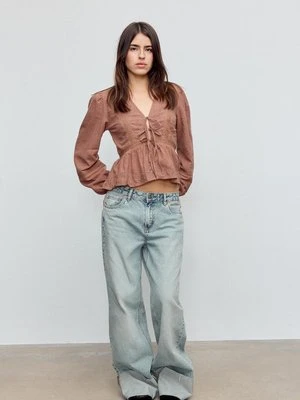 Stradivarius Zwiewna bluzka z haftem i wiązaniem  Brązowy