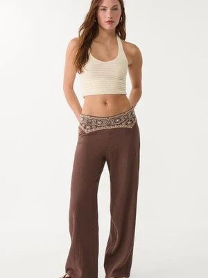 Stradivarius Zwiewne spodnie haftowane o fakturze  Brązowy