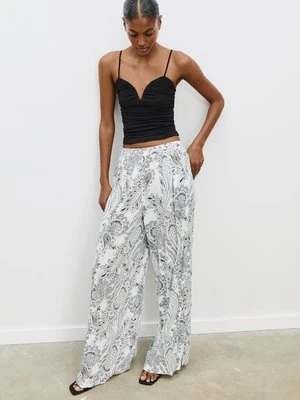 Stradivarius Zwiewne spodnie palazzo we wzory  Biały