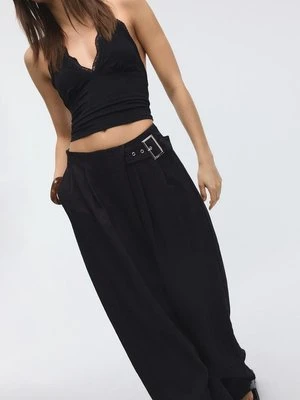 Stradivarius Spodnie zwiewne z klamrą  Czarny