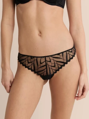 Stringi z haftem Etam