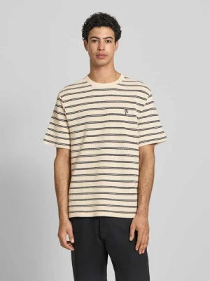 Strukturalny t-shirt z haftowanym logo na piersi REVIEW