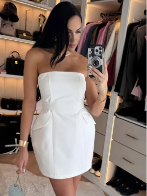 Stylowa sukienka bombka z wiskozy AFRA - biała  magmac 