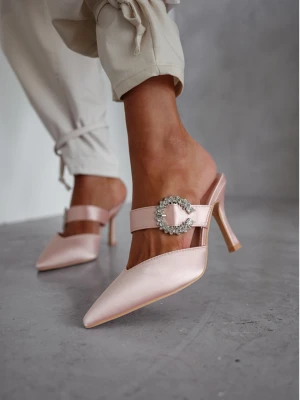 Stylowe klapki na obcasie z ozdobną klamrą - pudrowy róż  magmac 