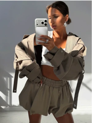 Stylowe mini spódnico-spodenki VIVIA - khaki  magmac 