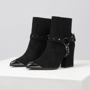 Czarne sztyblety damskie premium z metalowymi ozdobami na nosku 55169-61 Wojas