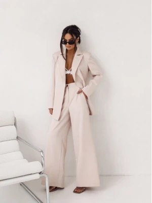 Stylowy garnitur z wiązaną marynarką MARCJA - beżowy  magmac 