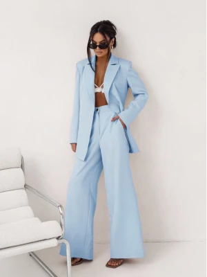 Stylowy garnitur z wiązaną marynarką MARCJA - błękitny  magmac 