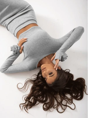 Stylowy komplet dzianinowy ze spódnicą ZAFIRE - szary  magmac 