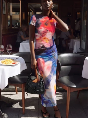 Sukienka bez rękawów we wzory Desigual MATERIAL FINISHES