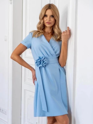 Sukienka błękitna elegancka niebieska na krótki rękaw z różą przy pasku Iris PERFE