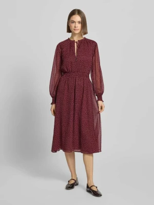 Sukienka casualowa taliowana z głębokim dekoltem w serek model ‘MARIETTE’ Pepe Jeans