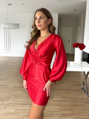 Sukienka czerwona elegancka satynowa z długim rękawem Emma PERFE