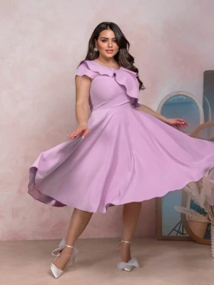 Sukienka do 46 liliowa midi rozkloszowana elegancka z falbaną dostępna też plus size Falbana PERFE