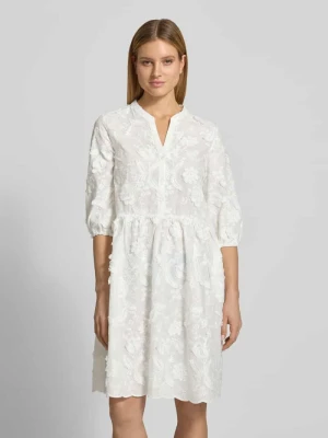 Sukienka do kolan z haftami i rękawem o dł. 3/4 WHITE LABEL