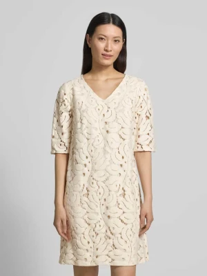 „Sukienka do kolan z haftem angielskim” Betty Barclay