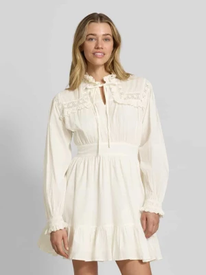 Sukienka do kolan z obszyciem falbanami model 'Gilara' MbyM