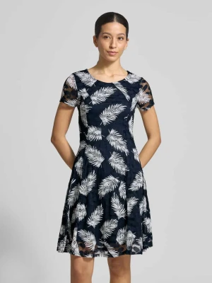 Sukienka do kolan z okrągłym dekoltem Apricot