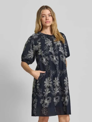 Sukienka do kolan z okrągłym dekoltem i marszczeniami milano italy