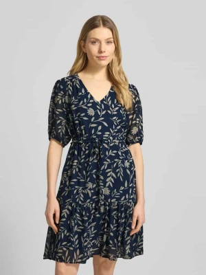 Sukienka do kolan z trokami ściągającymi w talii Apricot