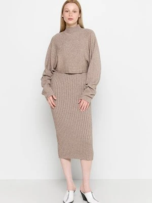 Sukienka dzianinowa Apart