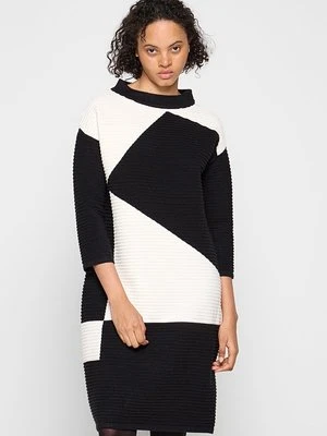 Sukienka dzianinowa Apart