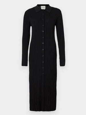 Sukienka dzianinowa closed