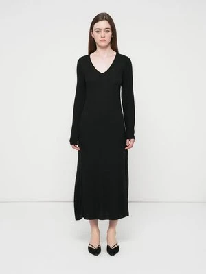 Sukienka dzianinowa closed