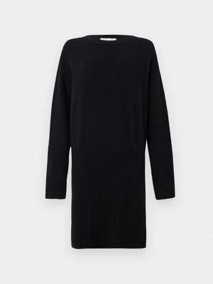 Sukienka dzianinowa closed