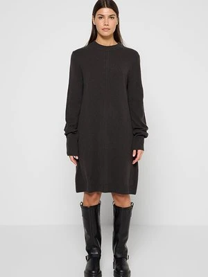 Sukienka dzianinowa closed