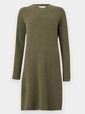 Sukienka dzianinowa closed