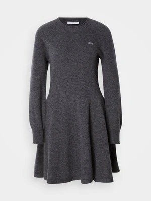 Sukienka dzianinowa Lacoste