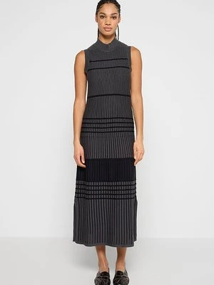 Sukienka dzianinowa Nike Sportswear