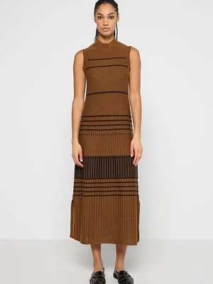 Sukienka dzianinowa Nike Sportswear