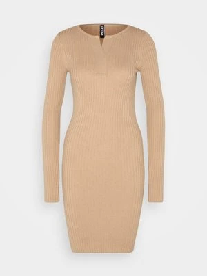 Sukienka dzianinowa Pieces