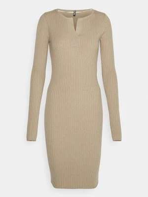 Sukienka dzianinowa PIECES Tall