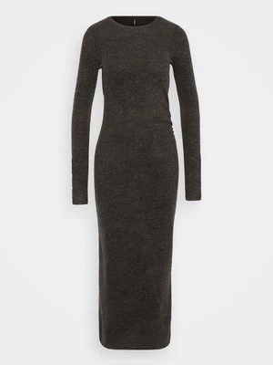 Sukienka dzianinowa Vero Moda Tall