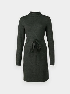 Sukienka dzianinowa Vero Moda Tall