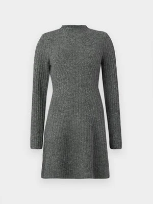 Sukienka dzianinowa YAS