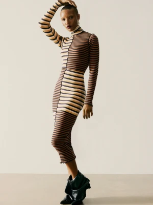 Sukienka dzianinowa z wysokim kołnierzem Desigual